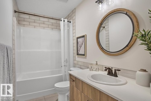9008 Gilbert Close Nw, Edmonton, AB - Indoor Photo Showing Bathroom