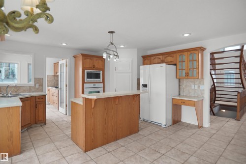 15507 91 Street Nw, Edmonton, AB - Indoor Photo Showing Kitchen