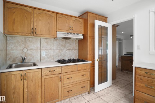 15507 91 Street Nw, Edmonton, AB - Indoor Photo Showing Kitchen