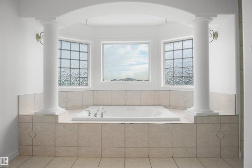 15507 91 Street Nw, Edmonton, AB - Indoor Photo Showing Bathroom