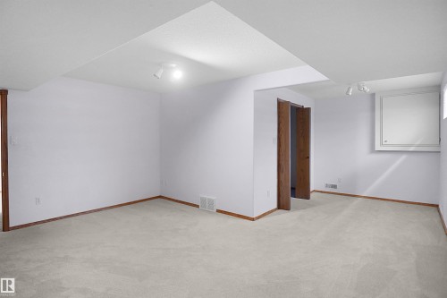15507 91 Street Nw, Edmonton, AB - Indoor Photo Showing Other Room
