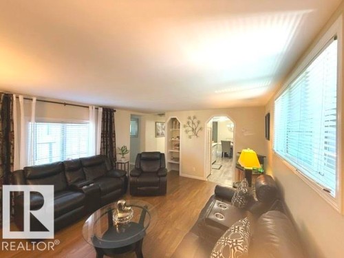19 Oak Ridge Drive Northwest, Edmonton, AB - Indoor Photo Showing Living Room