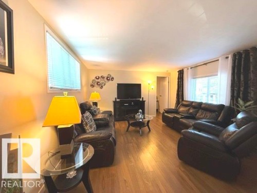 19 Oak Ridge Drive Northwest, Edmonton, AB - Indoor Photo Showing Living Room