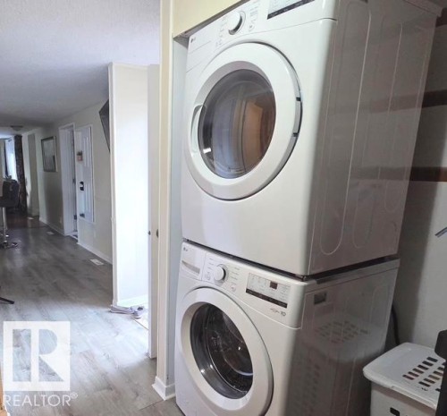 19 Oak Ridge Drive Northwest, Edmonton, AB - Indoor Photo Showing Laundry Room