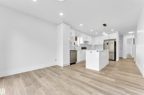 336 Wild Rose Way Nw, Edmonton, AB - Indoor Photo Showing Kitchen