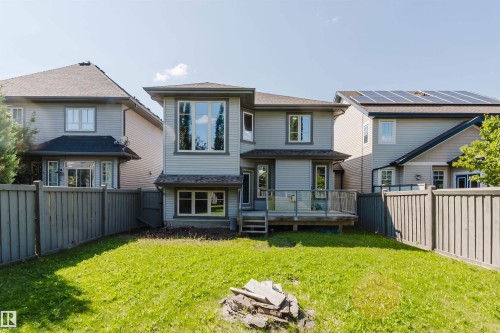 Expansive backyard with a wooden fence - 864 Armitage Wynd Sw, Edmonton, AB - Outdoor
