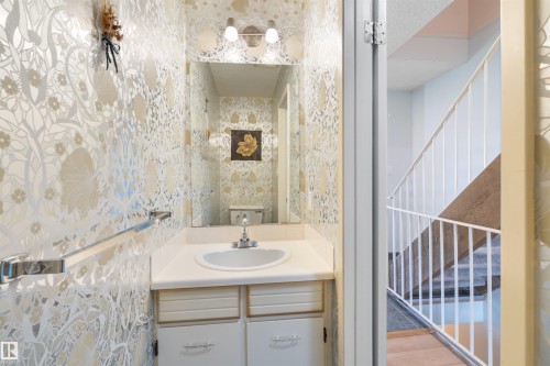 117 Tudor Lane Nw, Edmonton, AB - Indoor Photo Showing Bathroom