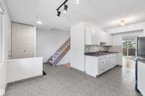 117 Tudor Lane Nw, Edmonton, AB - Indoor Photo Showing Kitchen