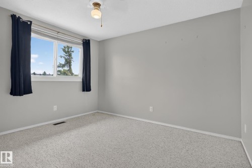 Neutral-toned wall paint with light-colored carpeting - 10644 158 Avenue Nw, Edmonton, AB - Indoor Photo Showing Other Room