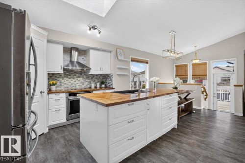 31 Haney Landing, Spruce Grove, AB - Indoor Photo Showing Kitchen With Upgraded Kitchen