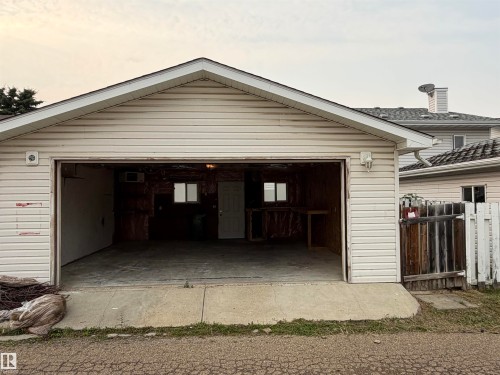 Detached garage with horizontal siding, a gabled roof, and concrete flooring - 1535 80A Street Nw, Edmonton, AB - Outdoor