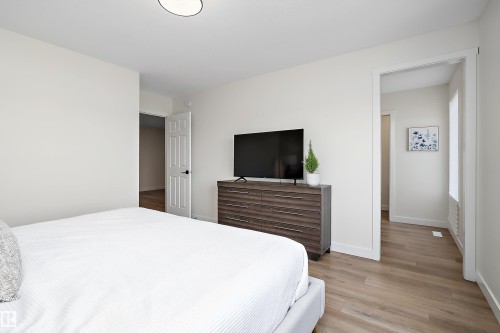13007 213 Street Nw, Edmonton, AB - Indoor Photo Showing Bedroom