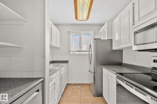 18337 66 Avenue Nw, Edmonton, AB - Indoor Photo Showing Kitchen