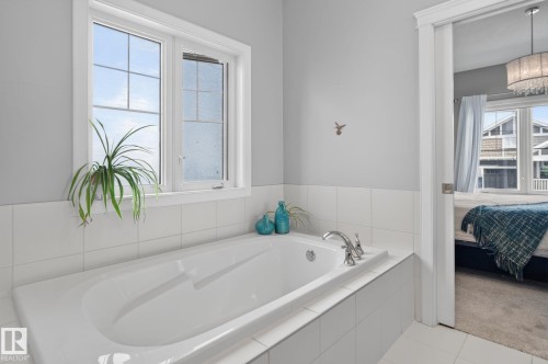 2327 Frezenberg Avenue Nw, Edmonton, AB - Indoor Photo Showing Bathroom