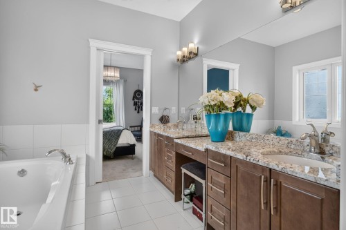 2327 Frezenberg Avenue Nw, Edmonton, AB - Indoor Photo Showing Bathroom