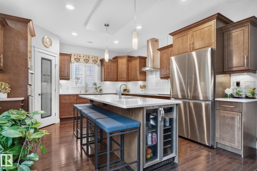 2327 Frezenberg Avenue Nw, Edmonton, AB - Indoor Photo Showing Kitchen With Upgraded Kitchen