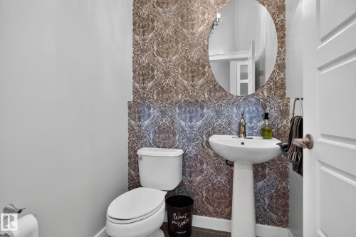 2327 Frezenberg Avenue Nw, Edmonton, AB - Indoor Photo Showing Bathroom