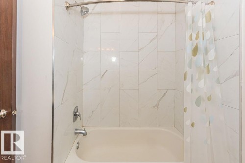 61 Lancaster Terrace Nw, Edmonton, AB - Indoor Photo Showing Bathroom