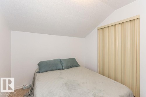 61 Lancaster Terrace Nw, Edmonton, AB - Indoor Photo Showing Bedroom
