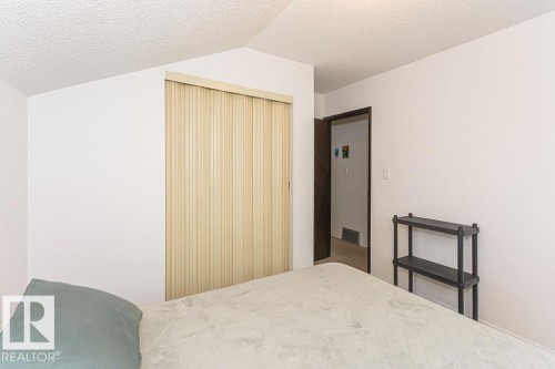 61 Lancaster Terrace Nw, Edmonton, AB - Indoor Photo Showing Bedroom