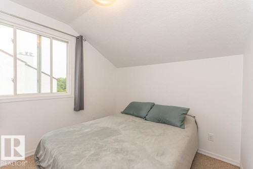 61 Lancaster Terrace Nw, Edmonton, AB - Indoor Photo Showing Bedroom
