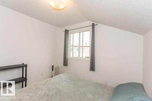 61 Lancaster Terrace Nw, Edmonton, AB - Indoor Photo Showing Bedroom