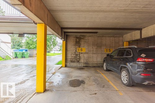 61 Lancaster Terrace Nw, Edmonton, AB - Indoor Photo Showing Garage