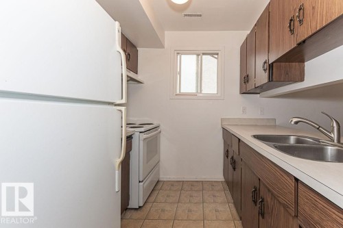 61 Lancaster Terrace Nw, Edmonton, AB - Indoor Photo Showing Kitchen With Double Sink