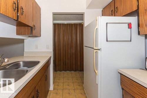 61 Lancaster Terrace Nw, Edmonton, AB - Indoor Photo Showing Kitchen With Double Sink
