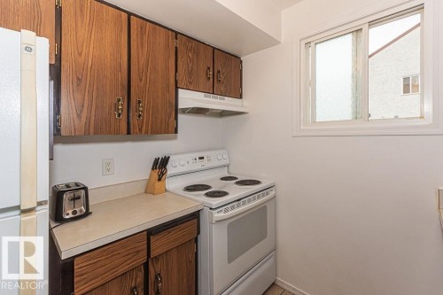61 Lancaster Terrace Nw, Edmonton, AB - Indoor Photo Showing Kitchen