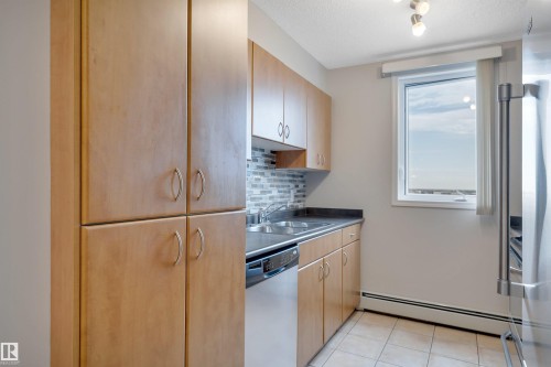 #1701 10303 105 St Nw, Edmonton, AB - Indoor Photo Showing Kitchen