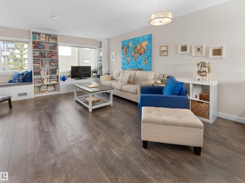 1626 33A Street Nw, Edmonton, AB - Indoor Photo Showing Living Room