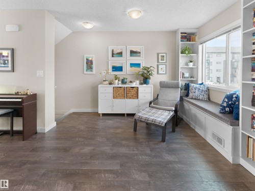 1626 33A Street Nw, Edmonton, AB - Indoor Photo Showing Living Room