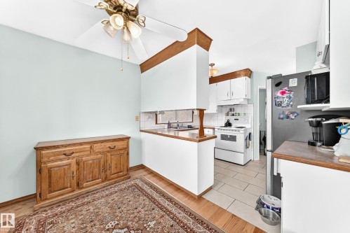 7312 Delwood Road Nw, Edmonton, AB - Indoor Photo Showing Kitchen