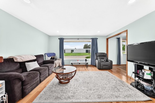 7312 Delwood Road Nw, Edmonton, AB - Indoor Photo Showing Living Room