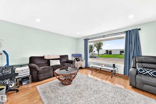 7312 Delwood Road Nw, Edmonton, AB - Indoor Photo Showing Living Room