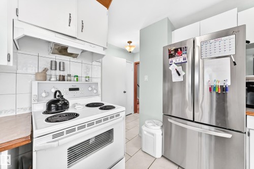 7312 Delwood Road Nw, Edmonton, AB - Indoor Photo Showing Kitchen