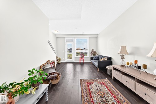#60 2560 Pegasus Bv Nw, Edmonton, AB - Indoor Photo Showing Living Room