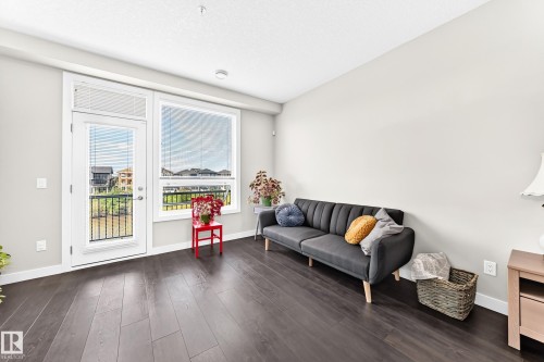 #60 2560 Pegasus Bv Nw, Edmonton, AB - Indoor Photo Showing Living Room