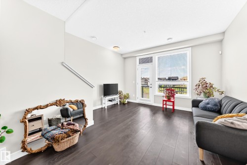 #60 2560 Pegasus Bv Nw, Edmonton, AB - Indoor Photo Showing Living Room