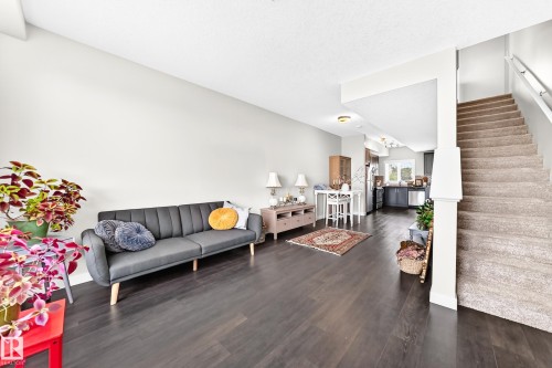 #60 2560 Pegasus Bv Nw, Edmonton, AB - Indoor Photo Showing Living Room