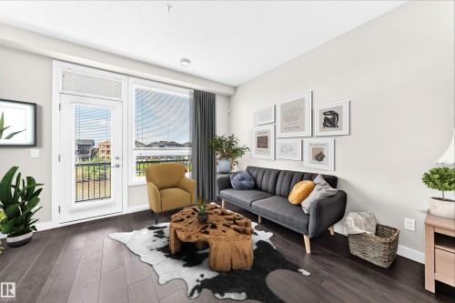 #60 2560 Pegasus Bv Nw, Edmonton, AB - Indoor Photo Showing Living Room