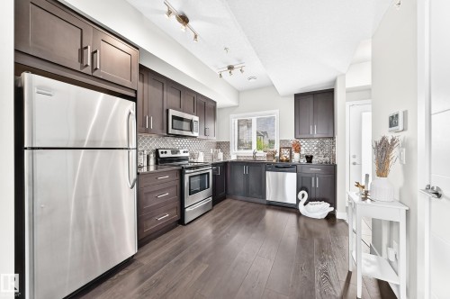 #60 2560 Pegasus Bv Nw, Edmonton, AB - Indoor Photo Showing Kitchen With Upgraded Kitchen