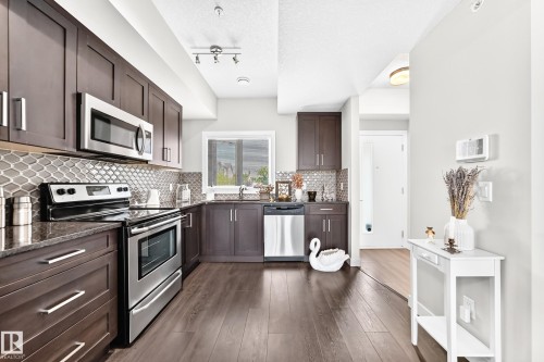 #60 2560 Pegasus Bv Nw, Edmonton, AB - Indoor Photo Showing Kitchen With Upgraded Kitchen