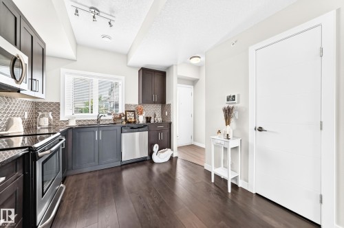 #60 2560 Pegasus Bv Nw, Edmonton, AB - Indoor Photo Showing Kitchen With Upgraded Kitchen