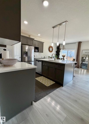 85 Meadowlink Common, Spruce Grove, AB - Indoor Photo Showing Kitchen With Upgraded Kitchen