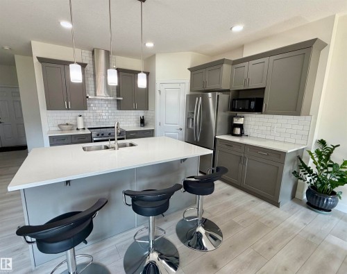 85 Meadowlink Common, Spruce Grove, AB - Indoor Photo Showing Kitchen With Double Sink With Upgraded Kitchen