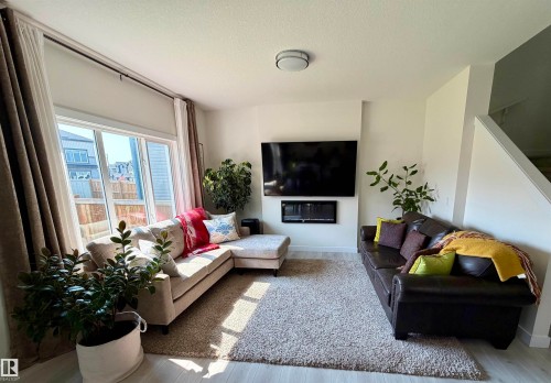85 Meadowlink Common, Spruce Grove, AB - Indoor Photo Showing Living Room