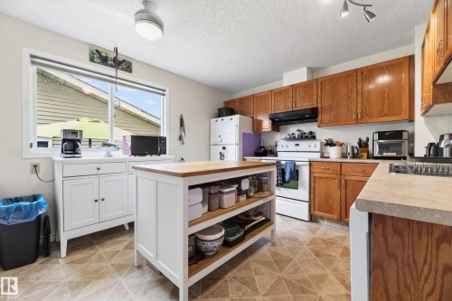 423 Kirkpatrick Crescent Nw, Edmonton, AB - Indoor Photo Showing Kitchen