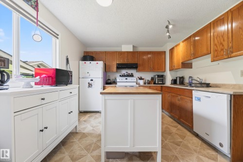 423 Kirkpatrick Crescent Nw, Edmonton, AB - Indoor Photo Showing Kitchen